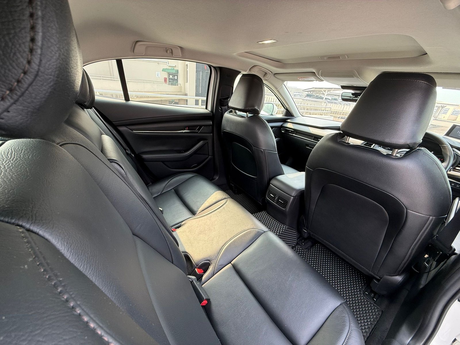 Mazda 3 Sedan 1.5 M Hybrid Elegance photo 8